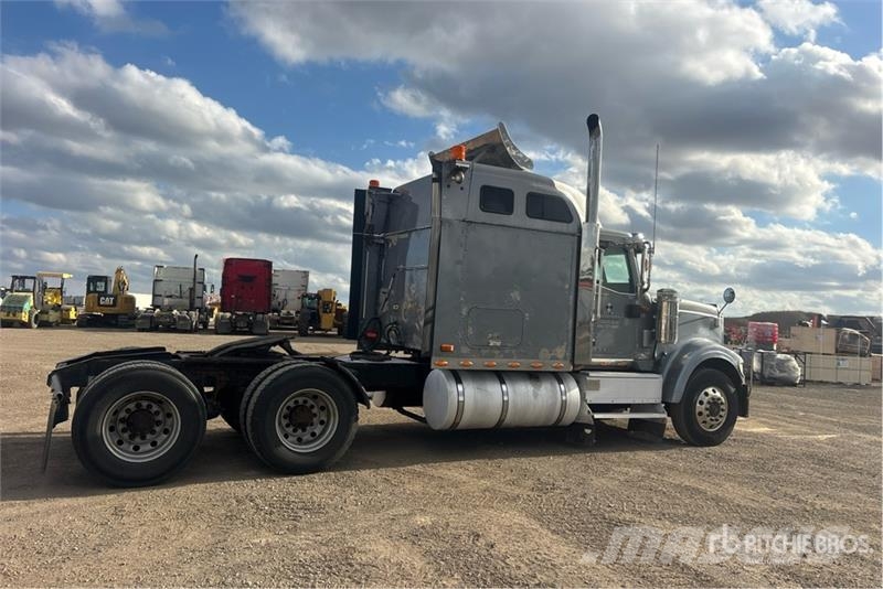 International 9900i 6x4 T/A Sleeper Truck Tractor Vilcēji