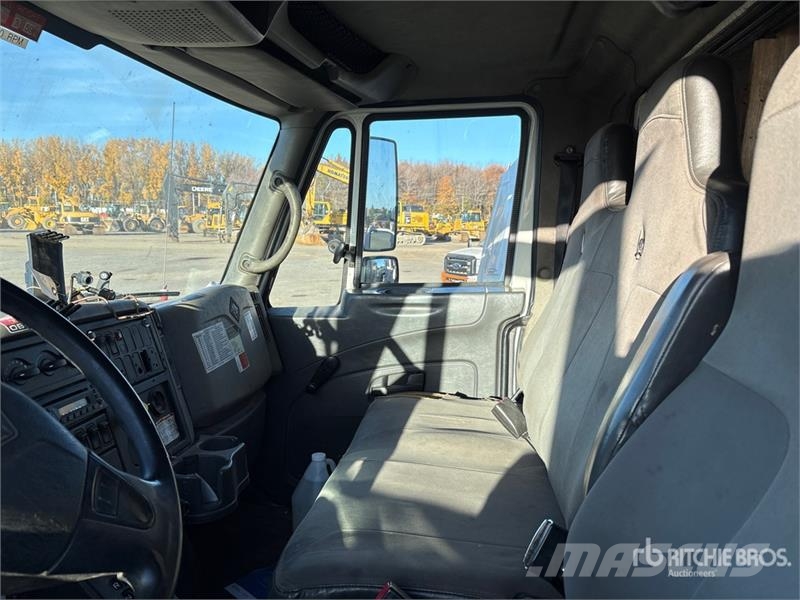 International AM55E on International 7400 6x4 Bucket Truck Pacēlāji uz automašīnas bāzes