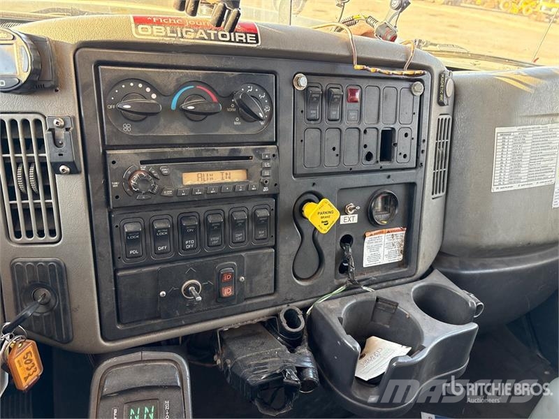 International AM55E on International 7400 6x4 Bucket Truck Pacēlāji uz automašīnas bāzes