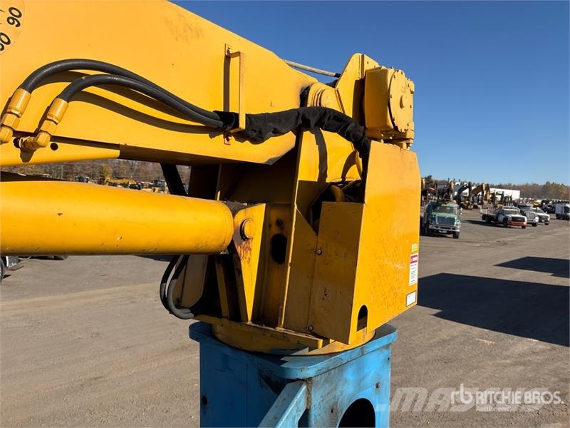 International DM47B 10000 lb Straight Boom on International 7400 Lastbil med kran