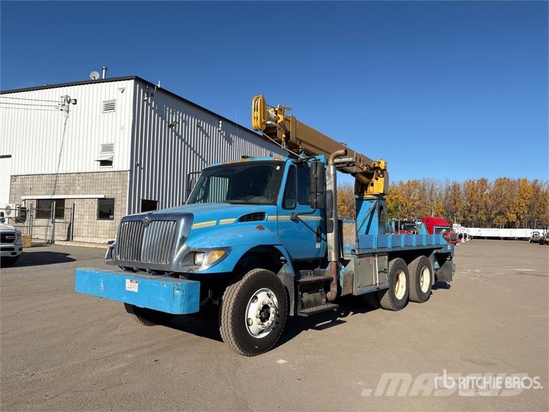 International DM47B 10000 lb Straight Boom on International 7400 Lastbil med kran