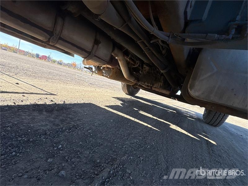 International DM47B 10000 lb Straight Boom on International 7400 Lastbil med kran