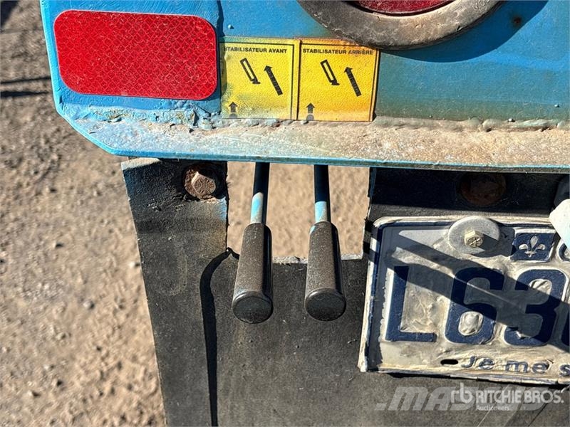 International DM47B 10000 lb Straight Boom on International 7400 Lastbil med kran