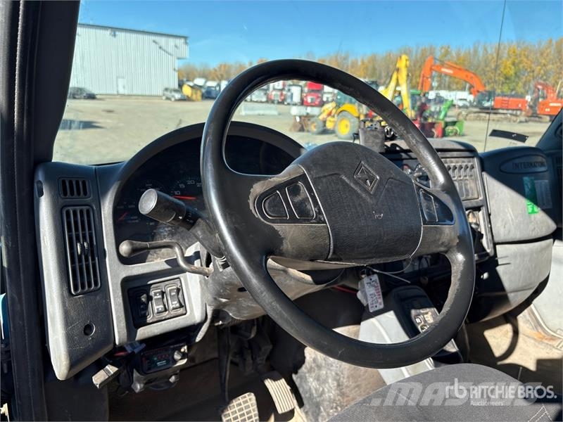 International DM47B 10000 lb Straight Boom on International 7400 Lastbil med kran