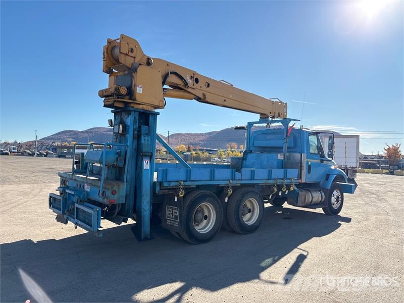 International DM47B 10000 lb Straight Boom on International 7400 Lastbil med kran