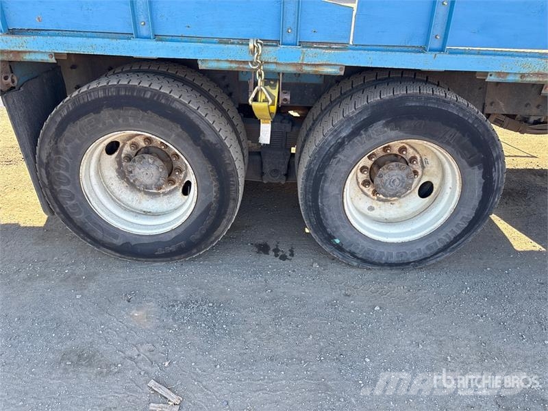 International DM47B 10000 lb Straight Boom on International 7400 Lastbil med kran