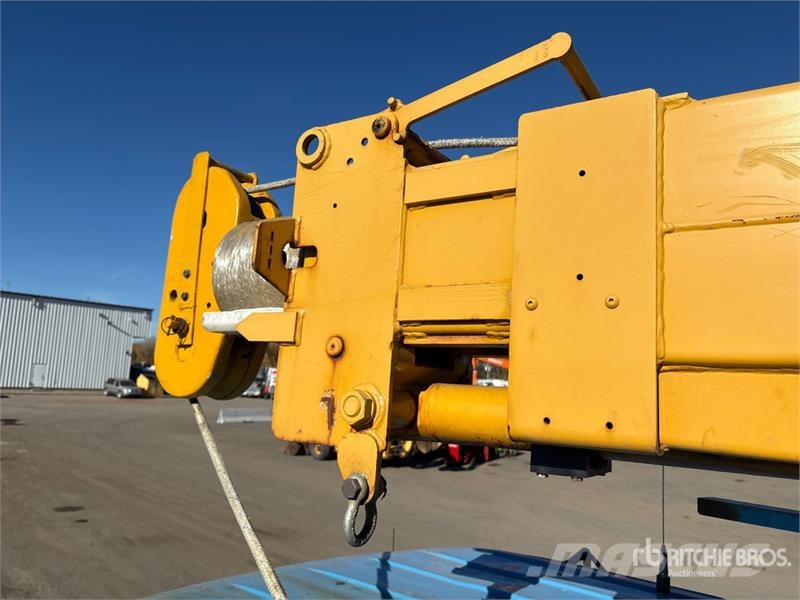 International DM47B 10000 lb Straight Boom on International 7400 Lastbil med kran