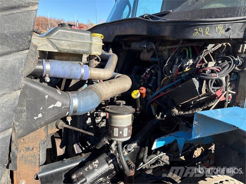 International DM47B 10000 lb Straight Boom on International 7400 Lastbil med kran