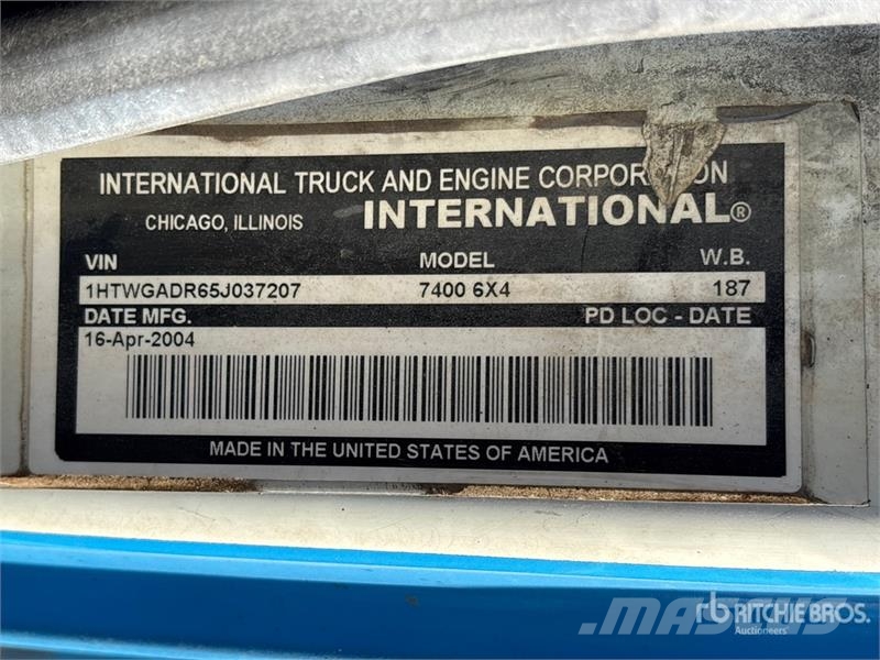 International DM47B 10000 lb Straight Boom on International 7400 Lastbil med kran