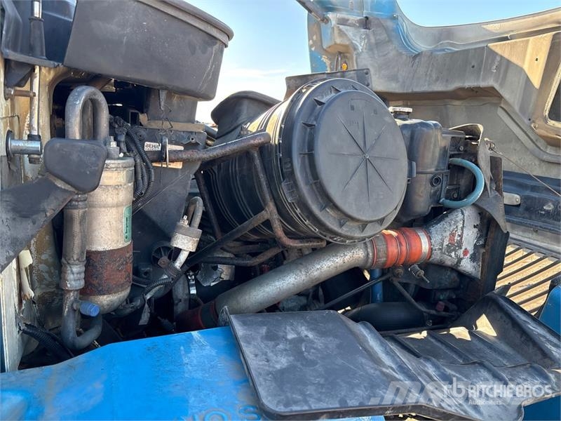 International DM47B 10000 lb Straight Boom on International 7400 Lastbil med kran