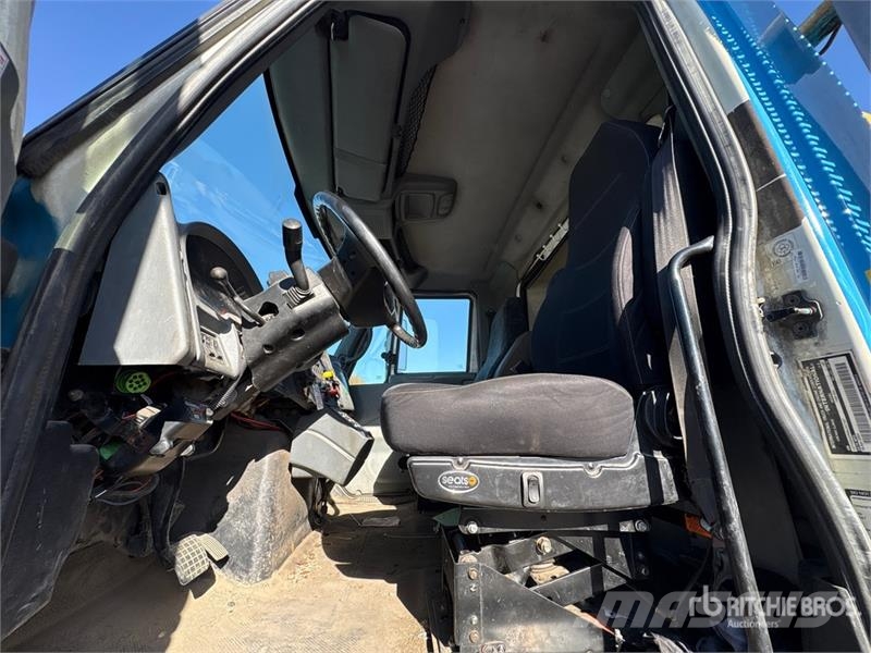 International DM47B 10000 lb Straight Boom on International 7400 Lastbil med kran