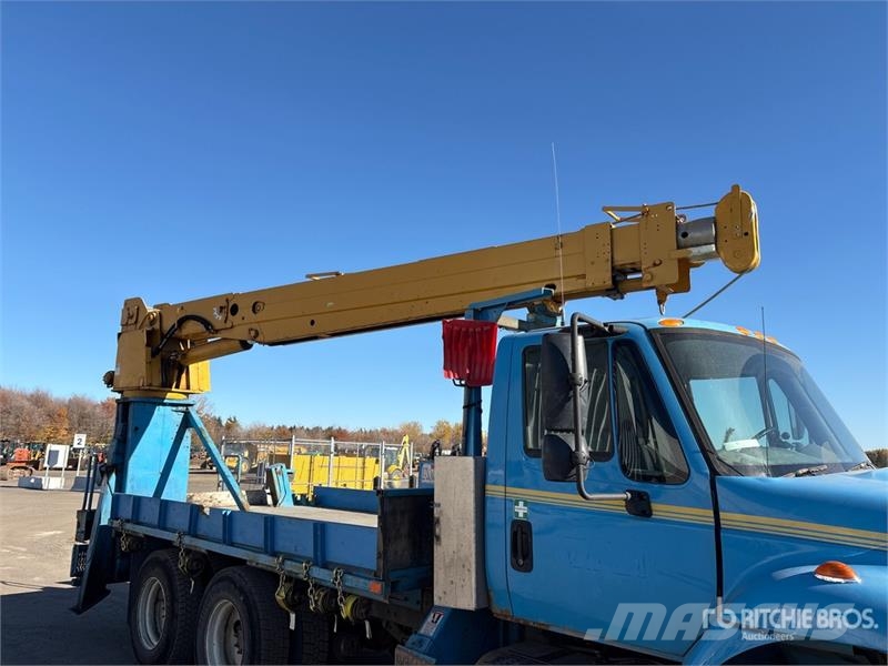 International DM47B 10000 lb Straight Boom on International 7400 Lastbil med kran