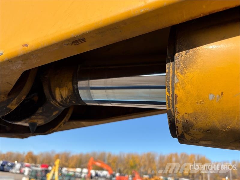International DM47B 10000 lb Straight Boom on International 7400 Lastbil med kran