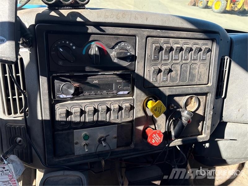 International DM47B 10000 lb Straight Boom on International 7400 Lastbil med kran