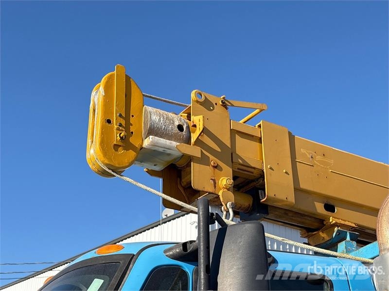 International DM47B 10000 lb Straight Boom on International 7400 Lastbil med kran