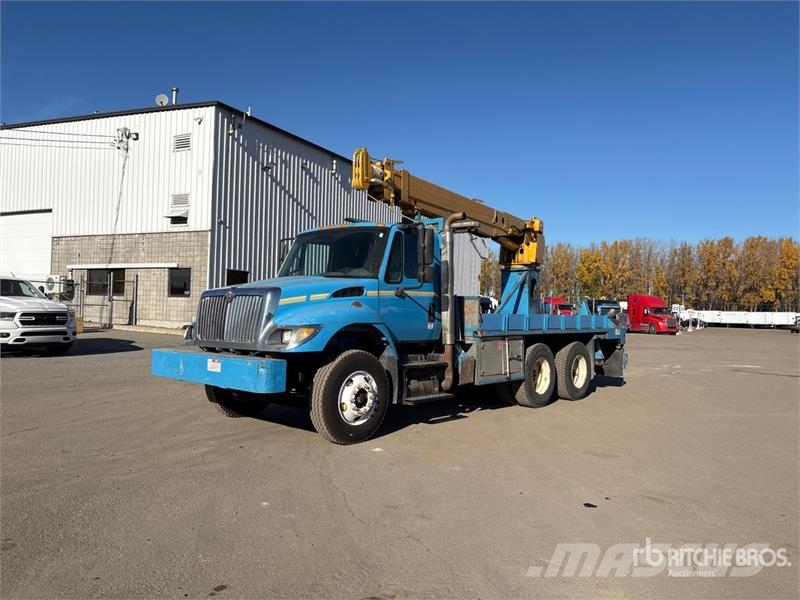 International DM47B 10000 lb Straight Boom on International 7400 Lastbil med kran