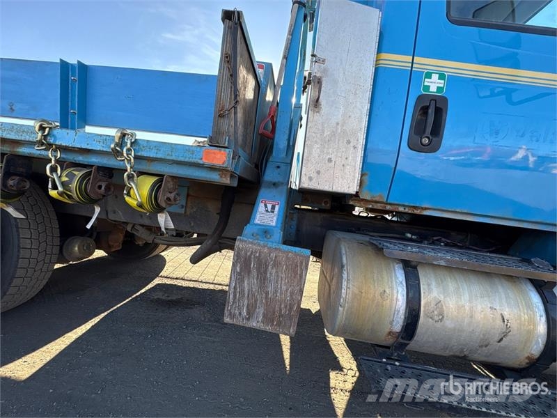 International DM47B 10000 lb Straight Boom on International 7400 Lastbil med kran