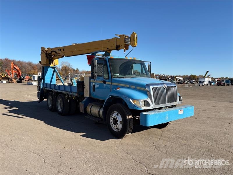 International DM47B 10000 lb Straight Boom on International 7400 Lastbil med kran