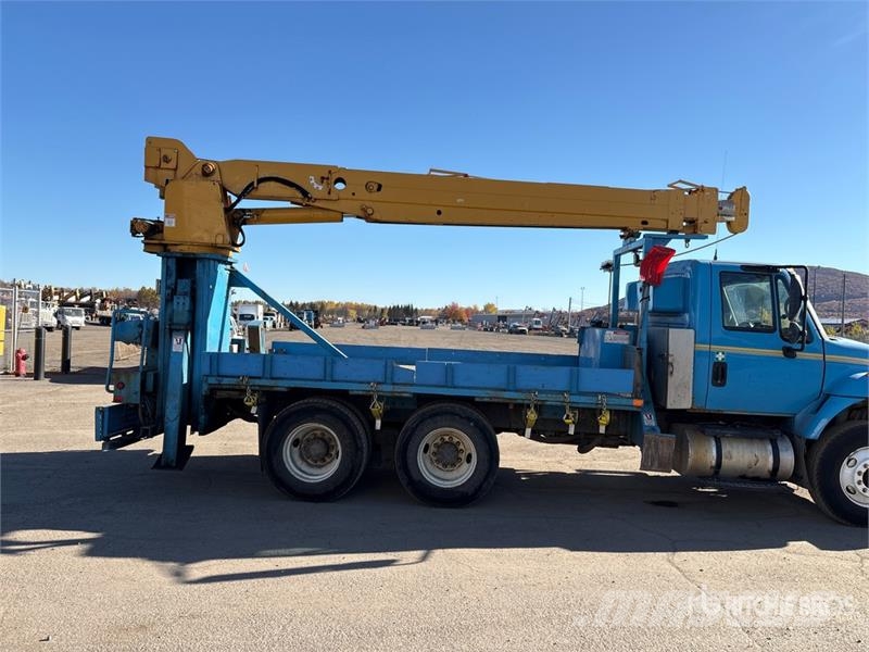 International DM47B 10000 lb Straight Boom on International 7400 Lastbil med kran