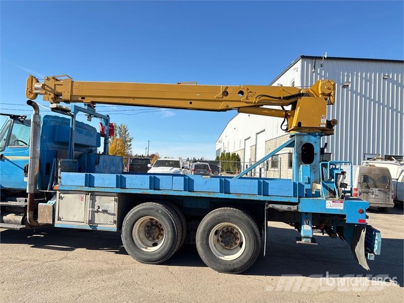International DM47B 10000 lb Straight Boom on International 7400 Lastbil med kran