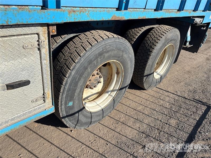 International DM47B 10000 lb Straight Boom on International 7400 Lastbil med kran