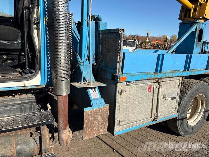 International DM47B 10000 lb Straight Boom on International 7400 Lastbil med kran