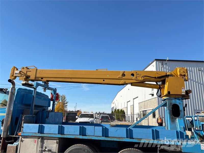 International DM47B 10000 lb Straight Boom on International 7400 Lastbil med kran