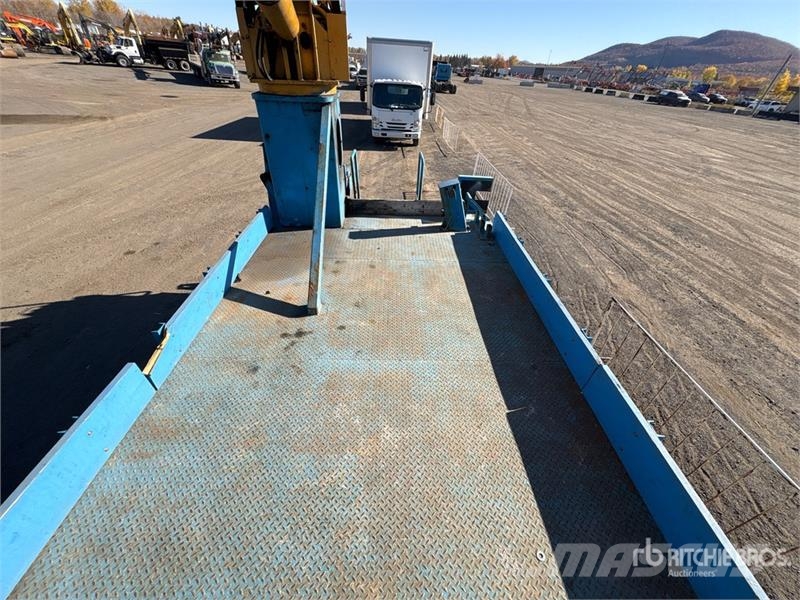 International DM47B 10000 lb Straight Boom on International 7400 Lastbil med kran