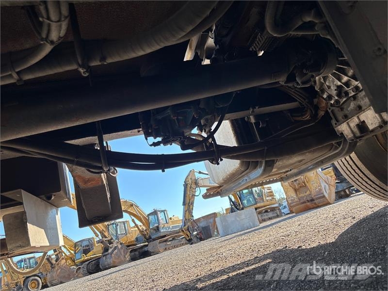 International DM47B on International DuraStar 4400 4x2 Digger De Камиони с подвижни сондажни кули