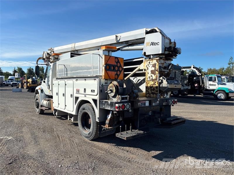 International DM47B on International DuraStar 4400 4x2 Digger De Камиони с подвижни сондажни кули
