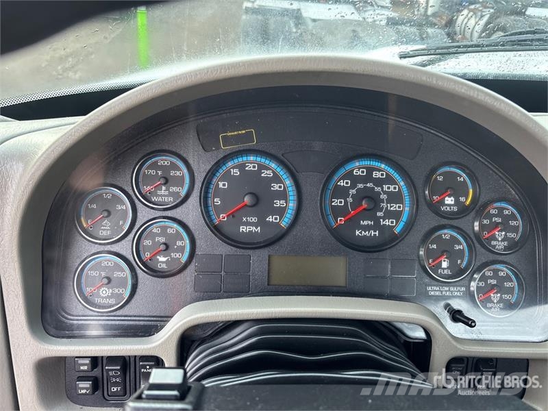 International DuraStar 4400 6x4 Cab and Chassis Cabinas e interior
