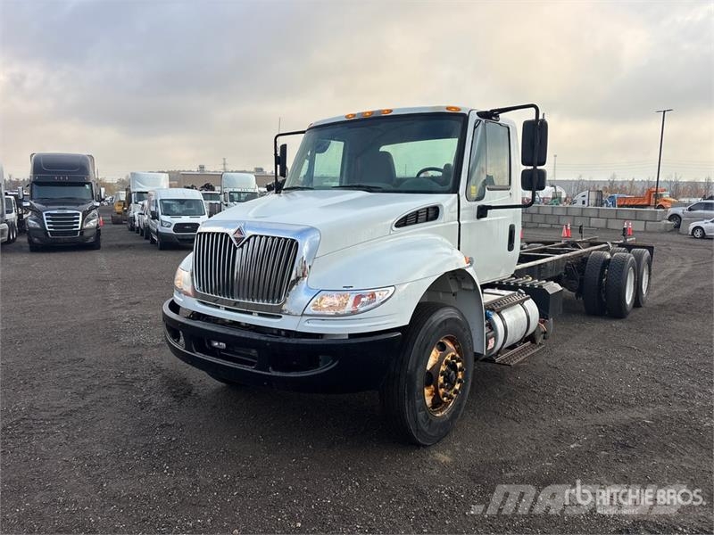 International DuraStar 4400 6x4 Cab and Chassis Cabinas e interior