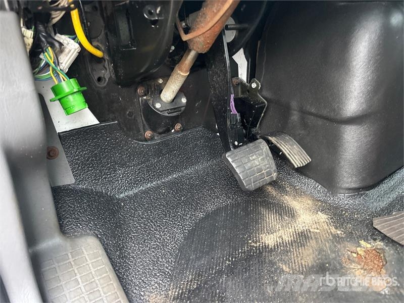 International DuraStar 4400 6x4 Cab and Chassis Cabinas e interior