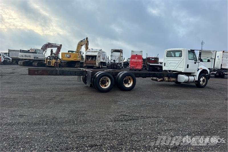 International DuraStar 4400 6x4 Cab and Chassis Cabinas e interior