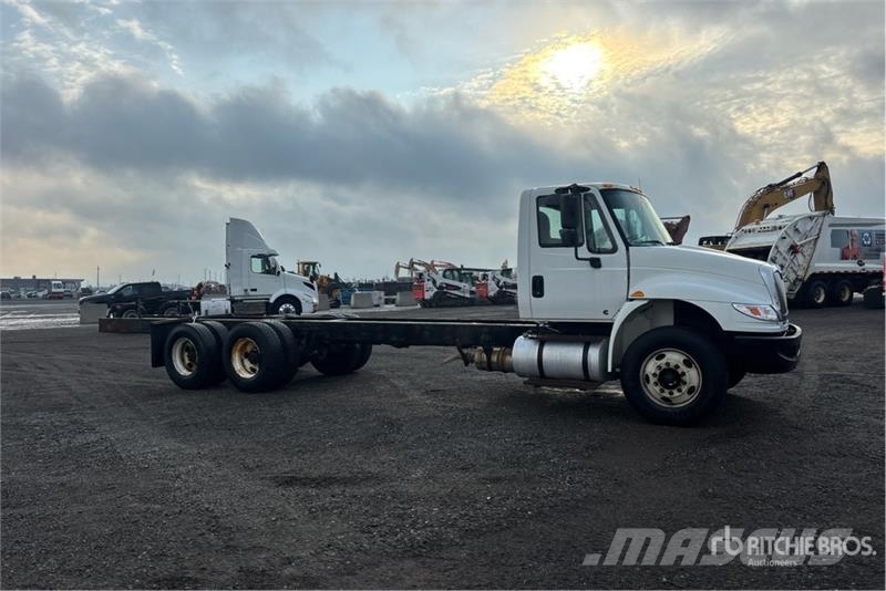 International DuraStar 4400 6x4 Cab and Chassis Cabinas e interior