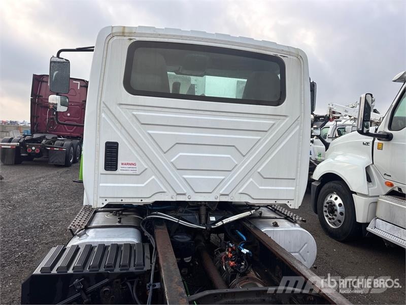 International DuraStar 4400 6x4 Cab and Chassis Cabinas e interior