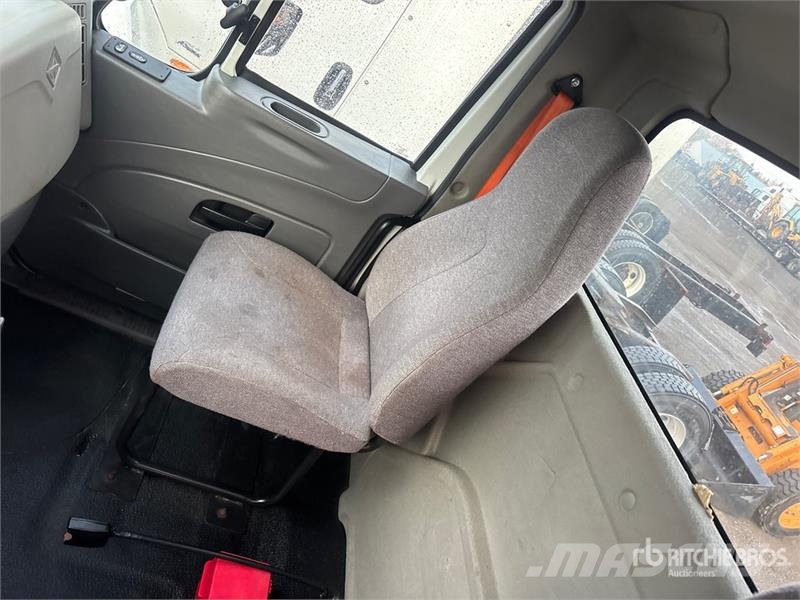 International DuraStar 4400 6x4 Cab and Chassis Cabinas e interior