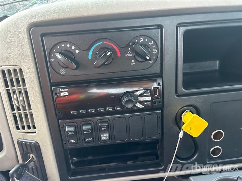International DuraStar 4400 6x4 Cab and Chassis Cabinas e interior