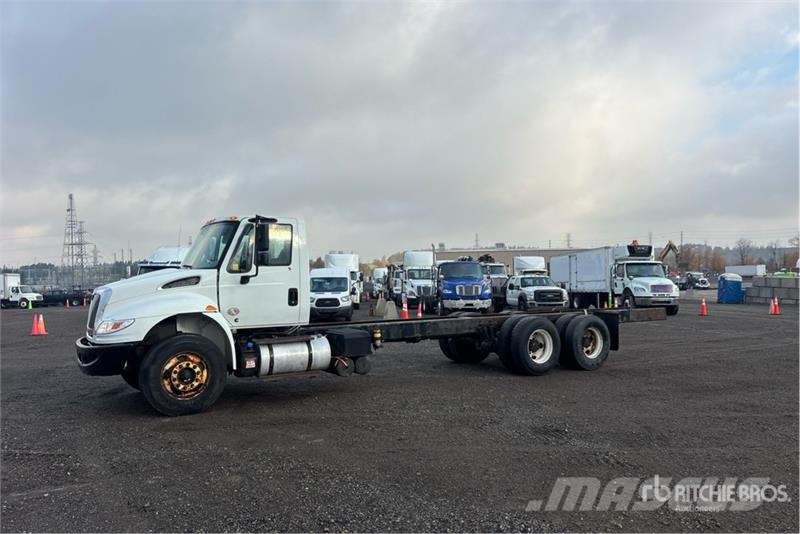 International DuraStar 4400 6x4 Cab and Chassis Cabinas e interior