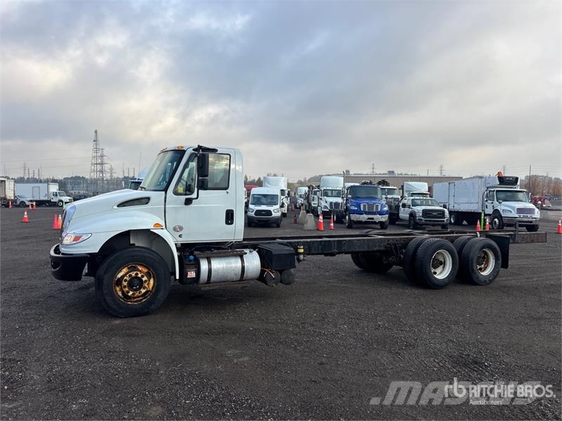 International DuraStar 4400 6x4 Cab and Chassis Cabinas e interior