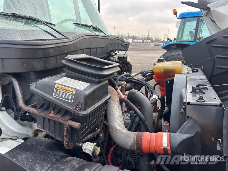 International DuraStar 4400 6x4 Cab and Chassis Cabinas e interior