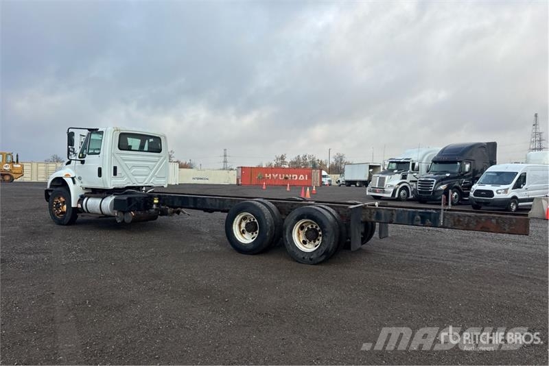 International DuraStar 4400 6x4 Cab and Chassis Cabinas e interior