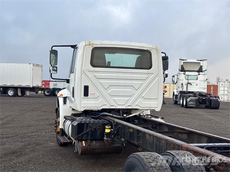 International DuraStar 4400 6x4 Cab and Chassis Cabinas e interior