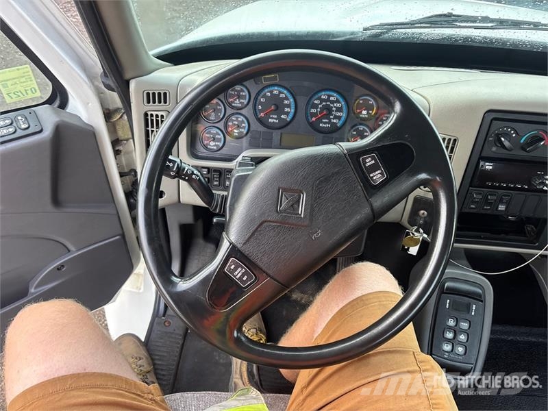 International DuraStar 4400 6x4 Cab and Chassis Cabinas e interior