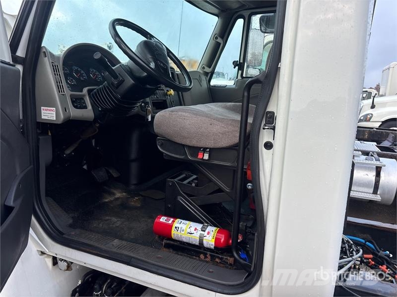 International DuraStar 4400 6x4 Cab and Chassis Cabinas e interior