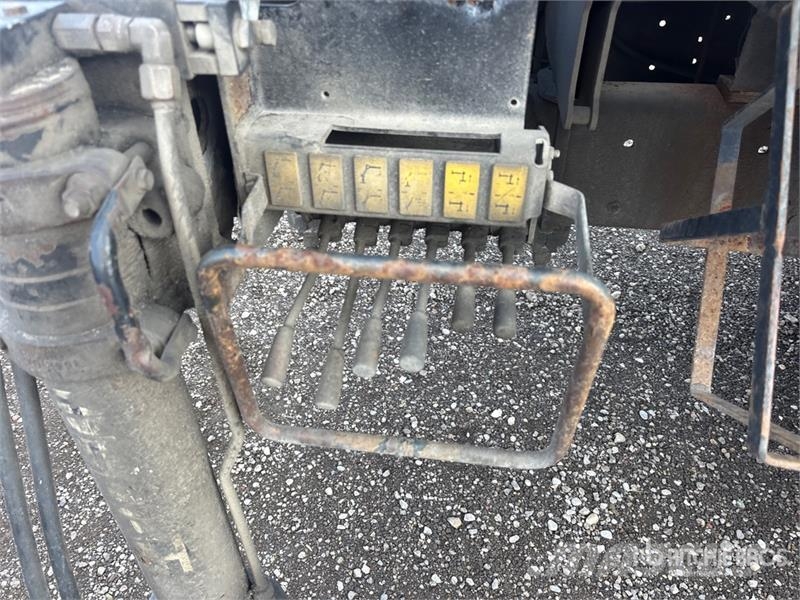 International Hiab 085-3 3800 kg Knuckle Boom on International Truck mounted cranes