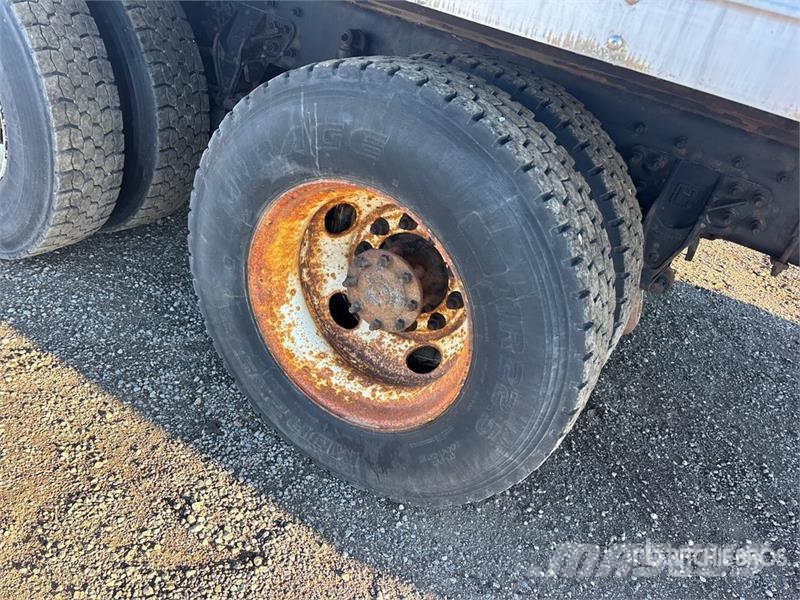 International HV613 6x4 Van Truck Umpikorikuorma-autot