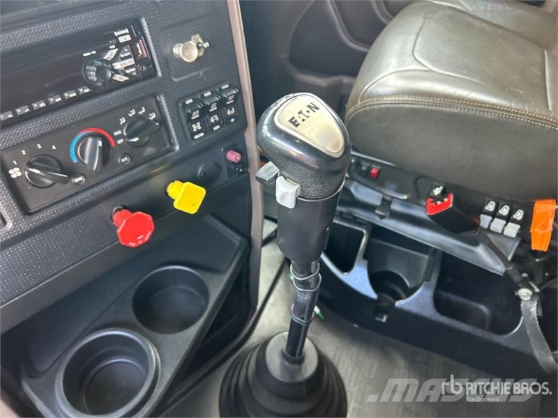 International HX520 6x4 T/A Sleeper Truck Tractor 牵引车