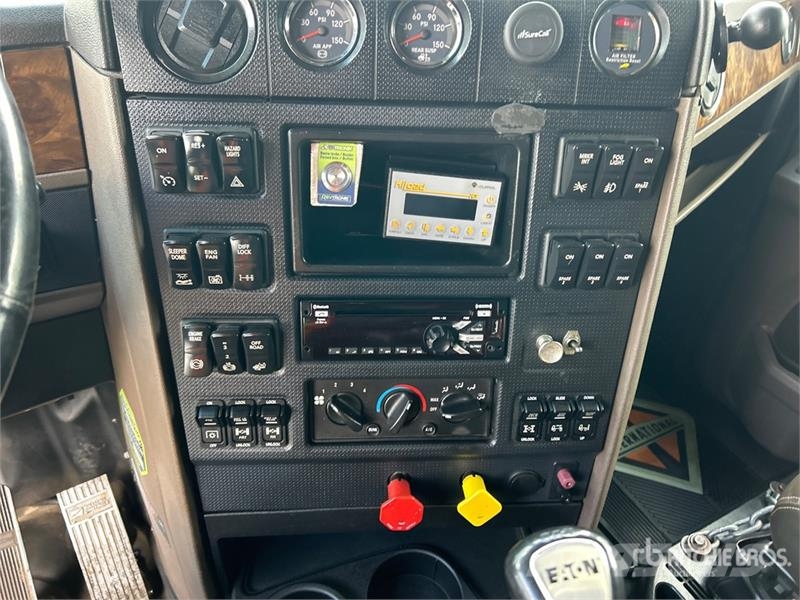 International HX520 6x4 T/A Sleeper Truck Tractor 牵引车