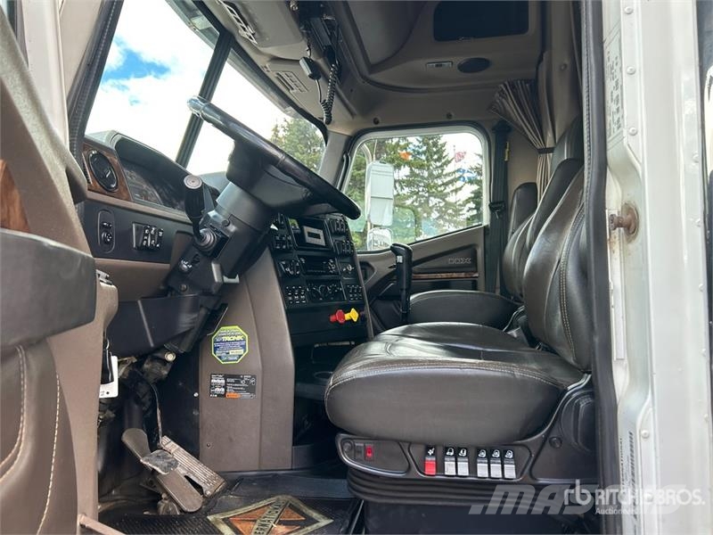 International HX520 6x4 T/A Sleeper Truck Tractor 牵引车